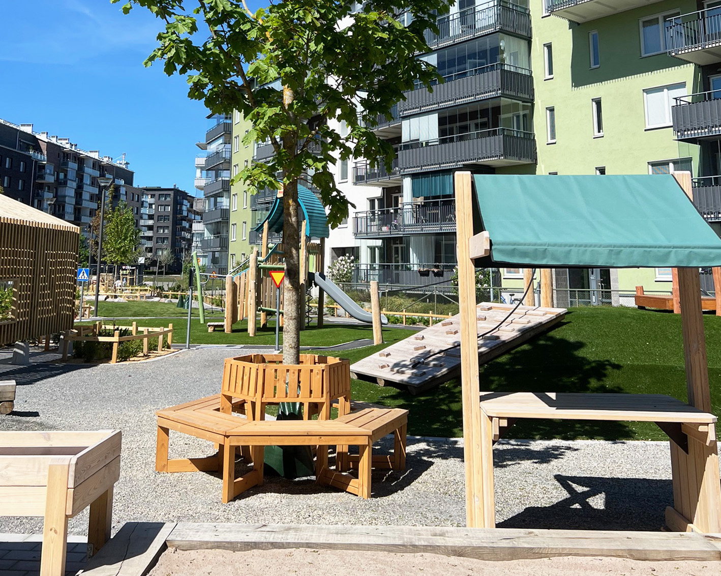 Nybyggd förskolegård med lekutrustning