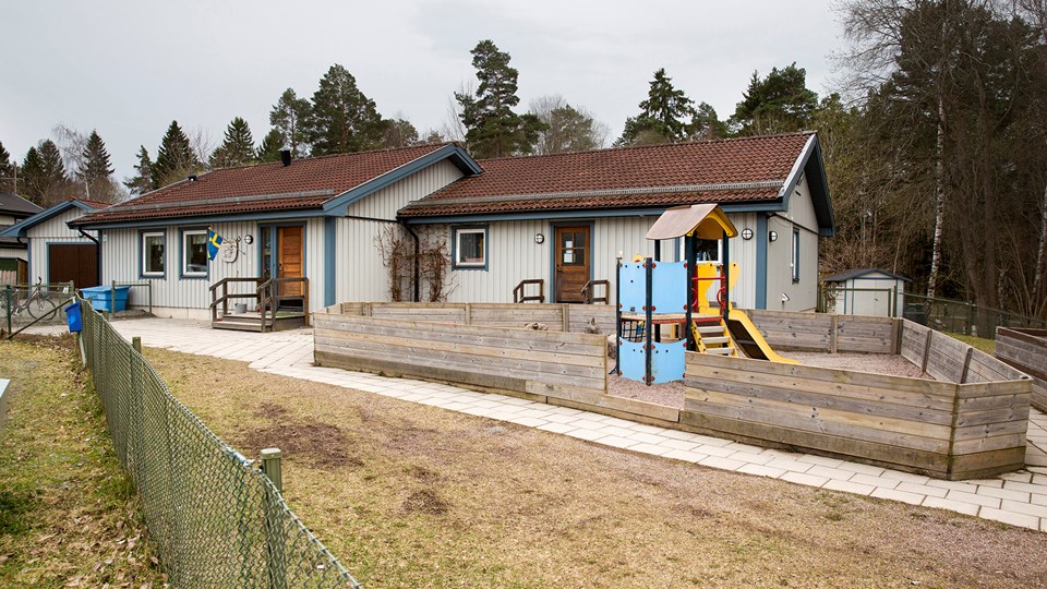 Myggans Förskolas lekplats och byggnad