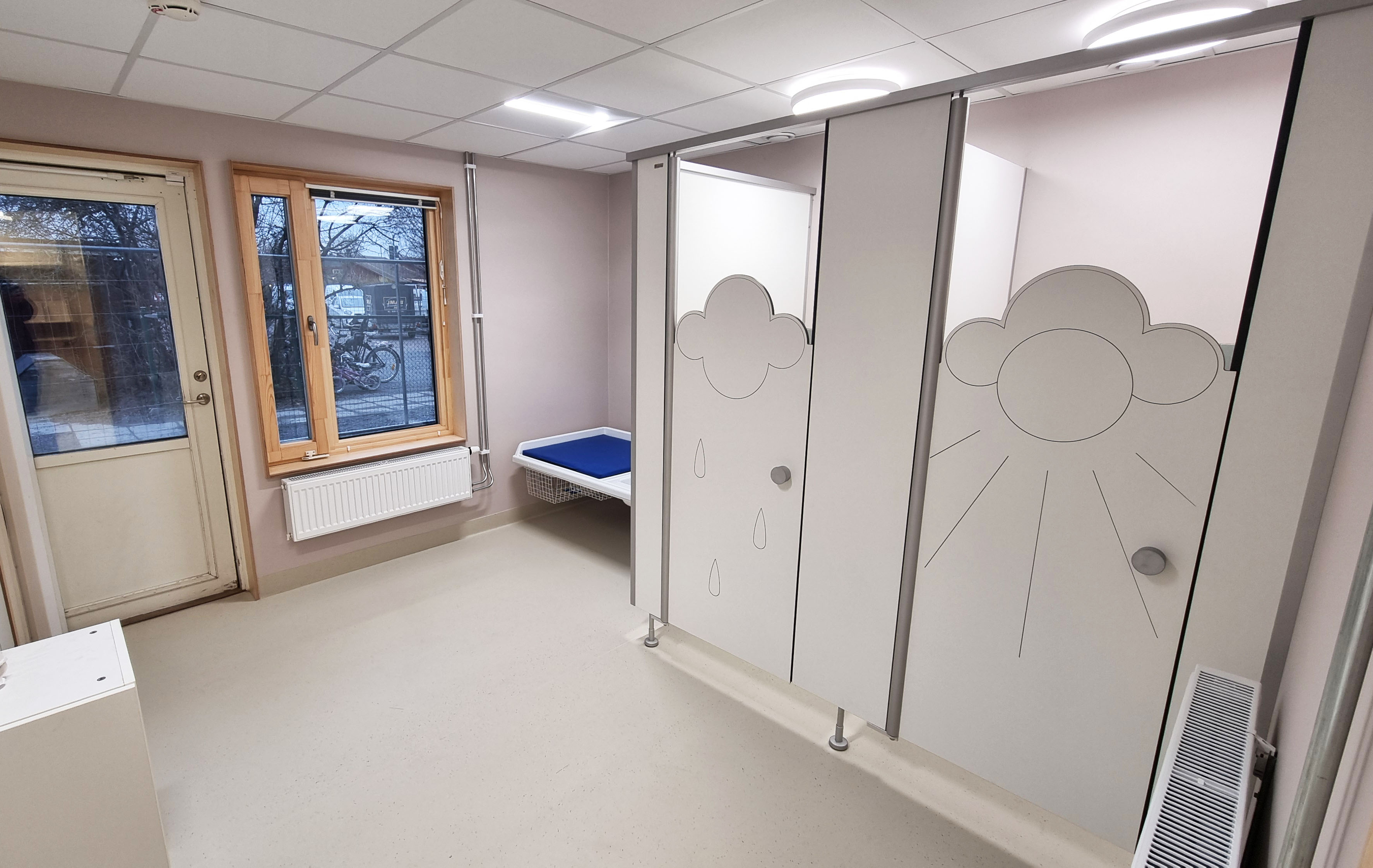 Nyrenoverat toalettutrymme på en förskola.