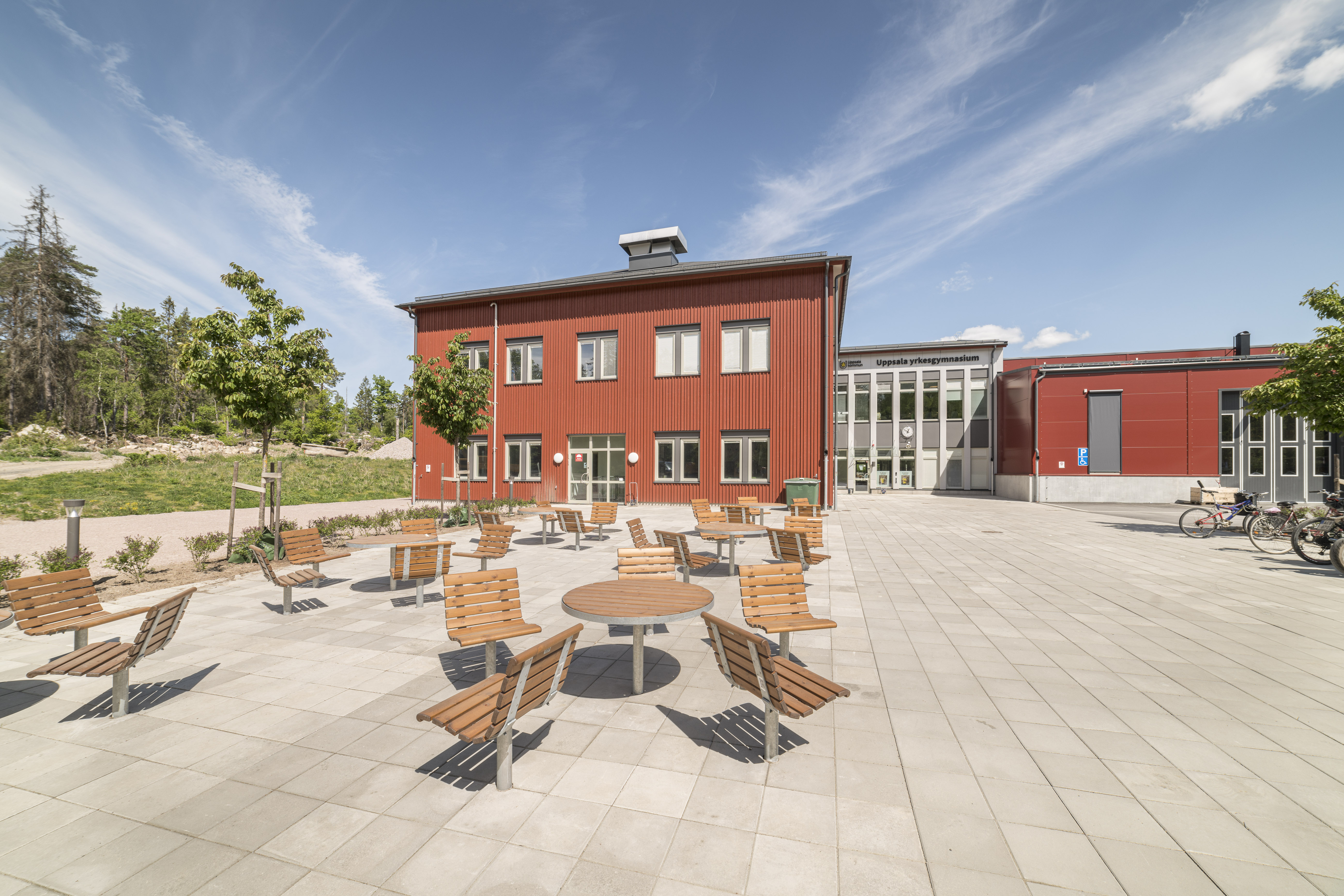Jälla Yrkesgymnasiums entré och uteplats