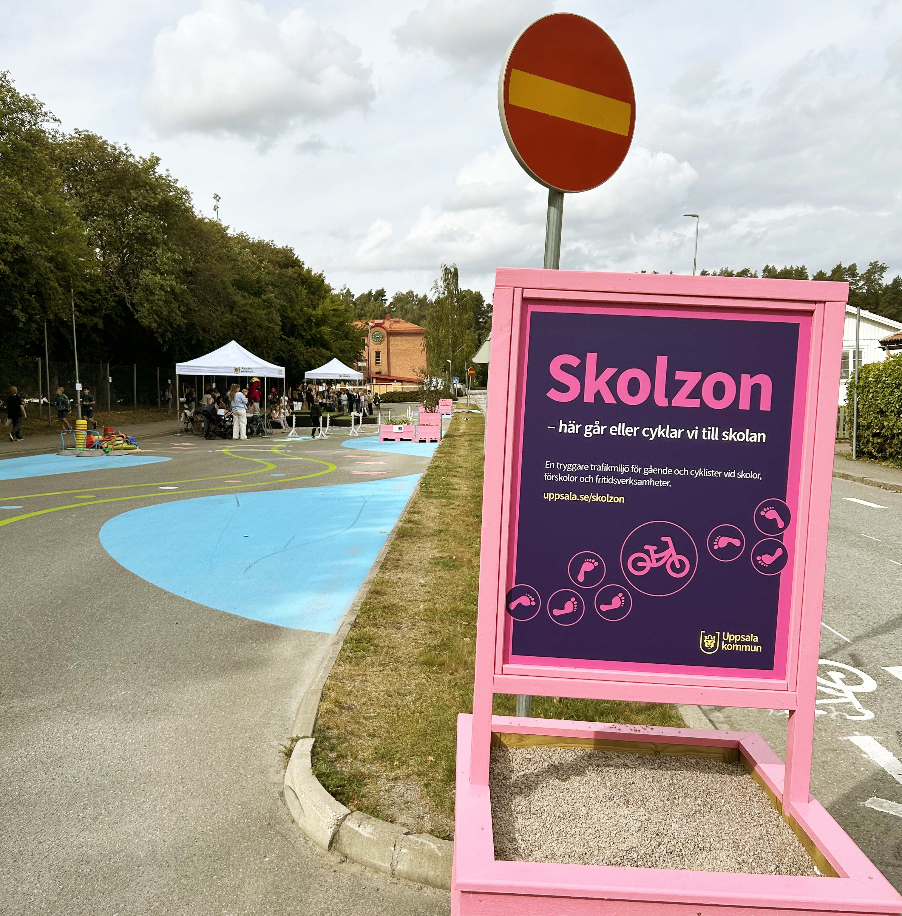 Rosa skylt vid en skola