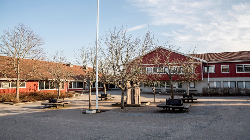 Överblick av Almunge skolas skolgård och byggnad