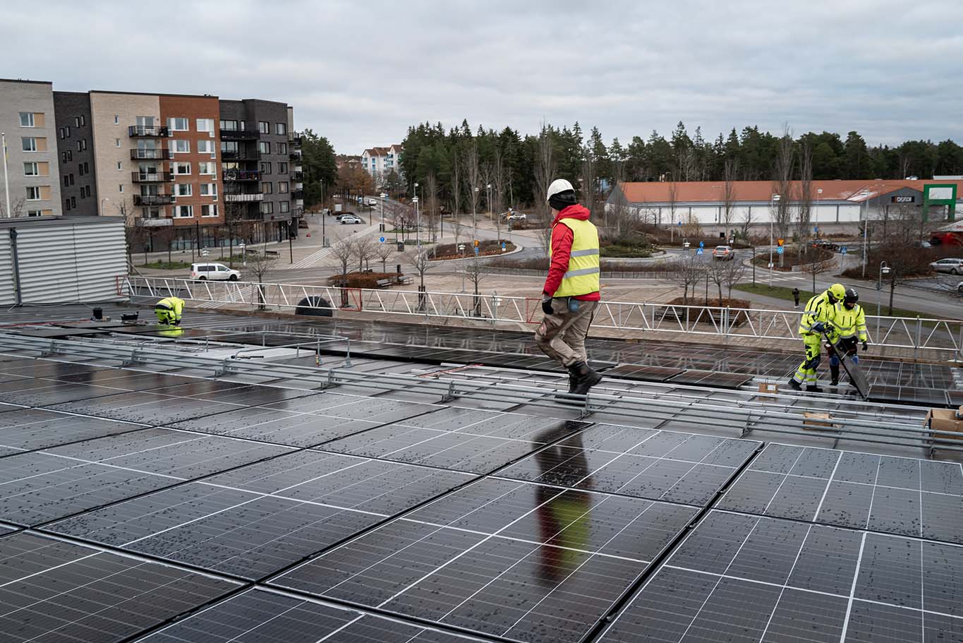 Montering av solcellspaneler.