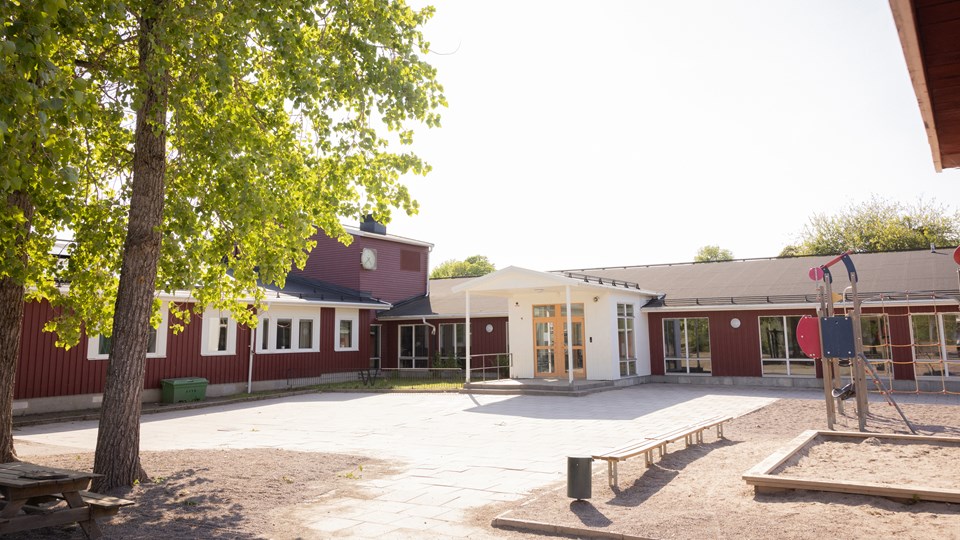 Vattholmaskolans entré och skolgård. 