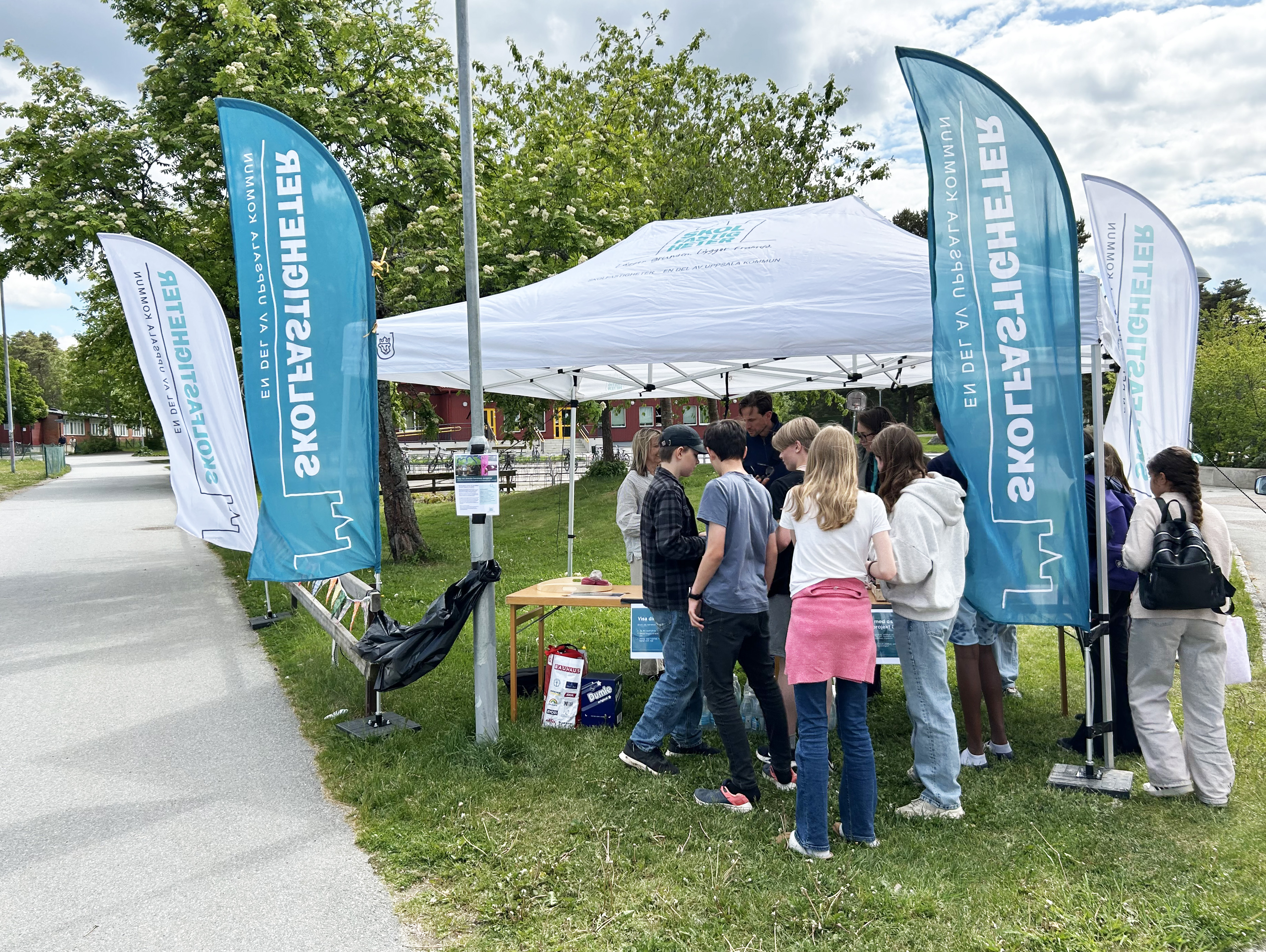 Pop-up tält med beachflaggor och barn.