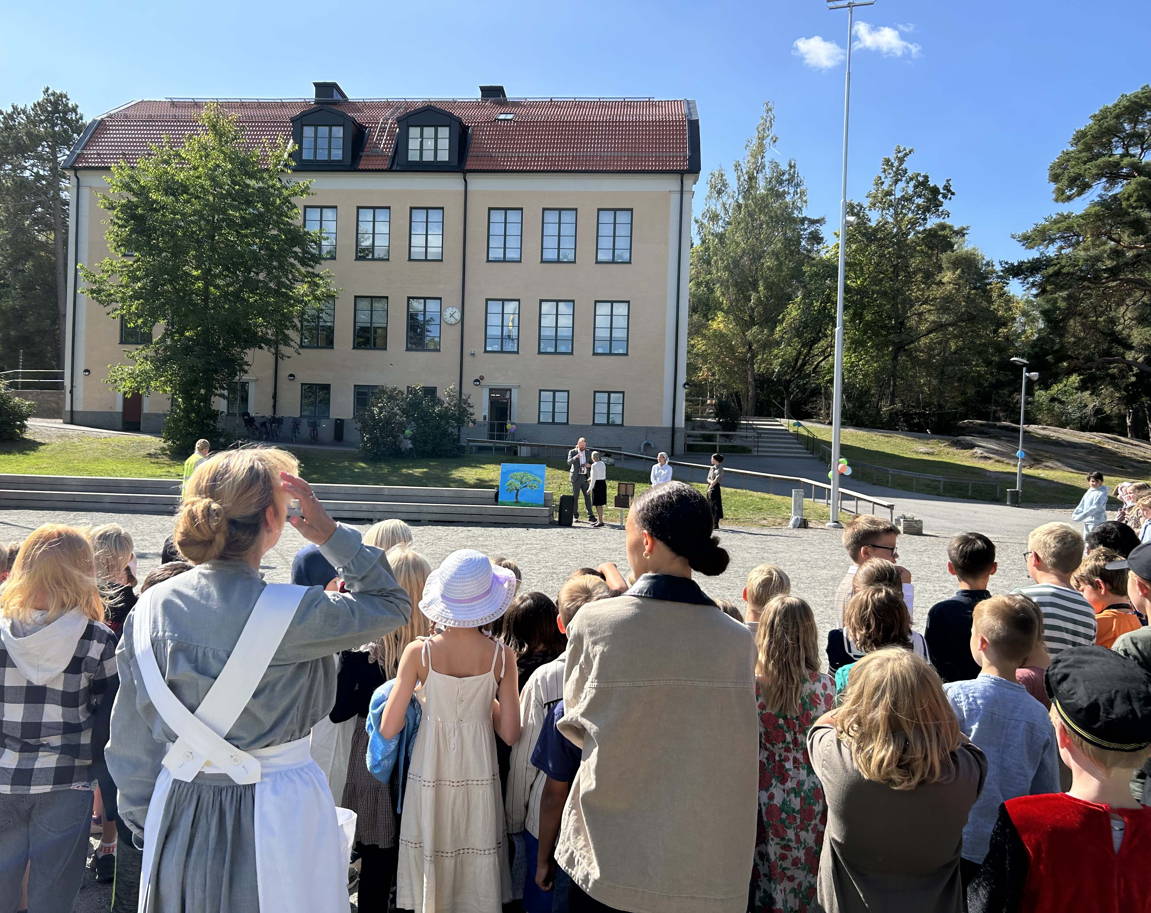 Människor som tittar på skolbyggnad