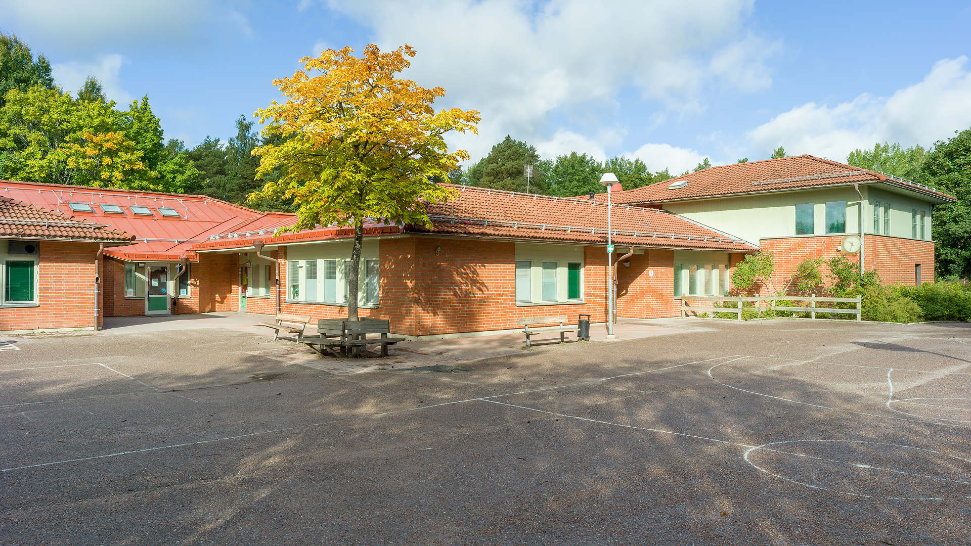 Flogstaskolans skolgård och byggnad