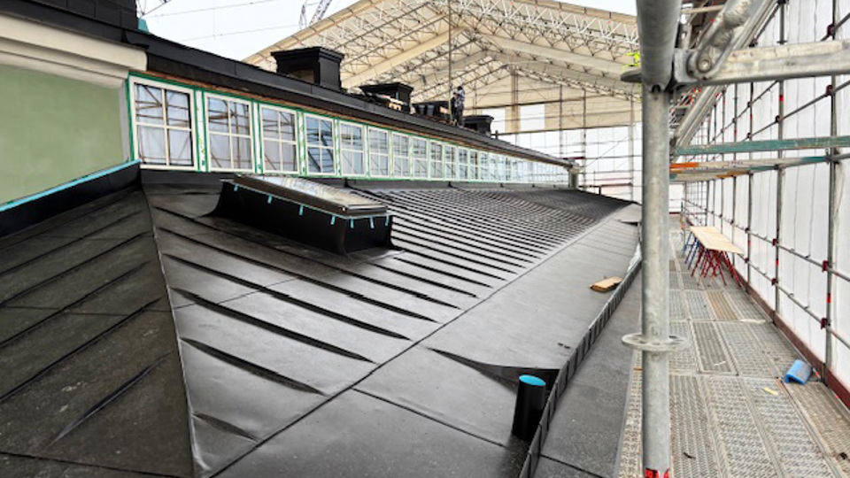 Nytt plåttak på renoverad sekelskiftesskola.