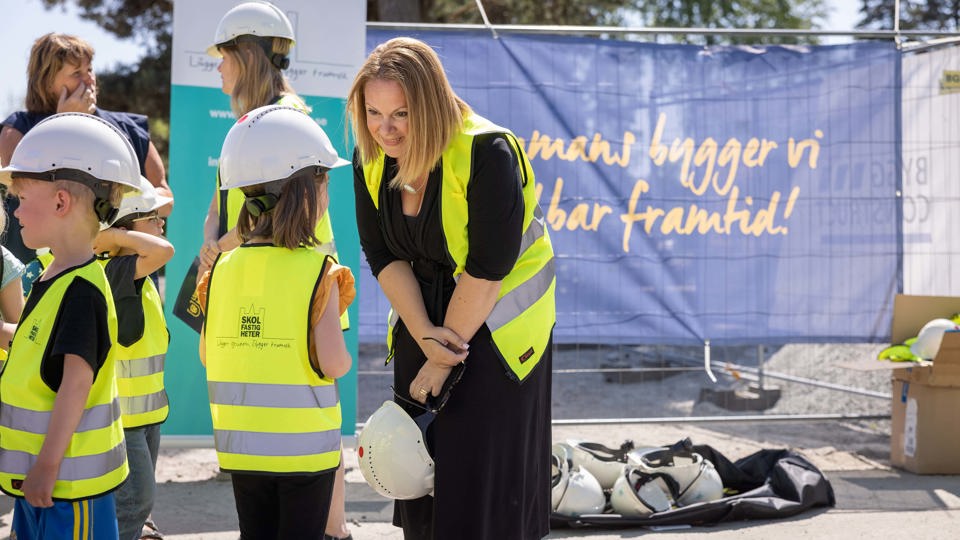 Bild på Utbildningsnämndens Ordf Eva Christiernin vid spadtag Stadsskogens förskola