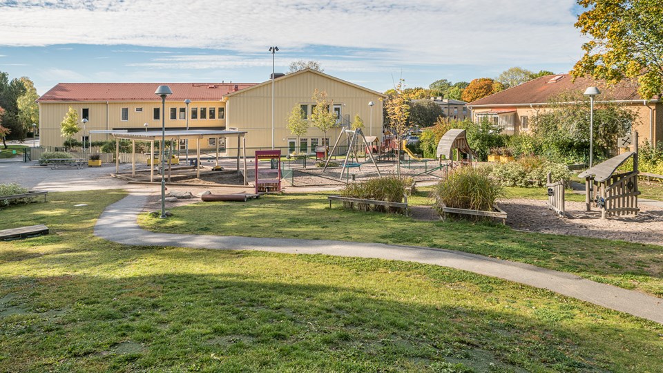 Tunaparken Förskola överblick på byggnaden och skolgård