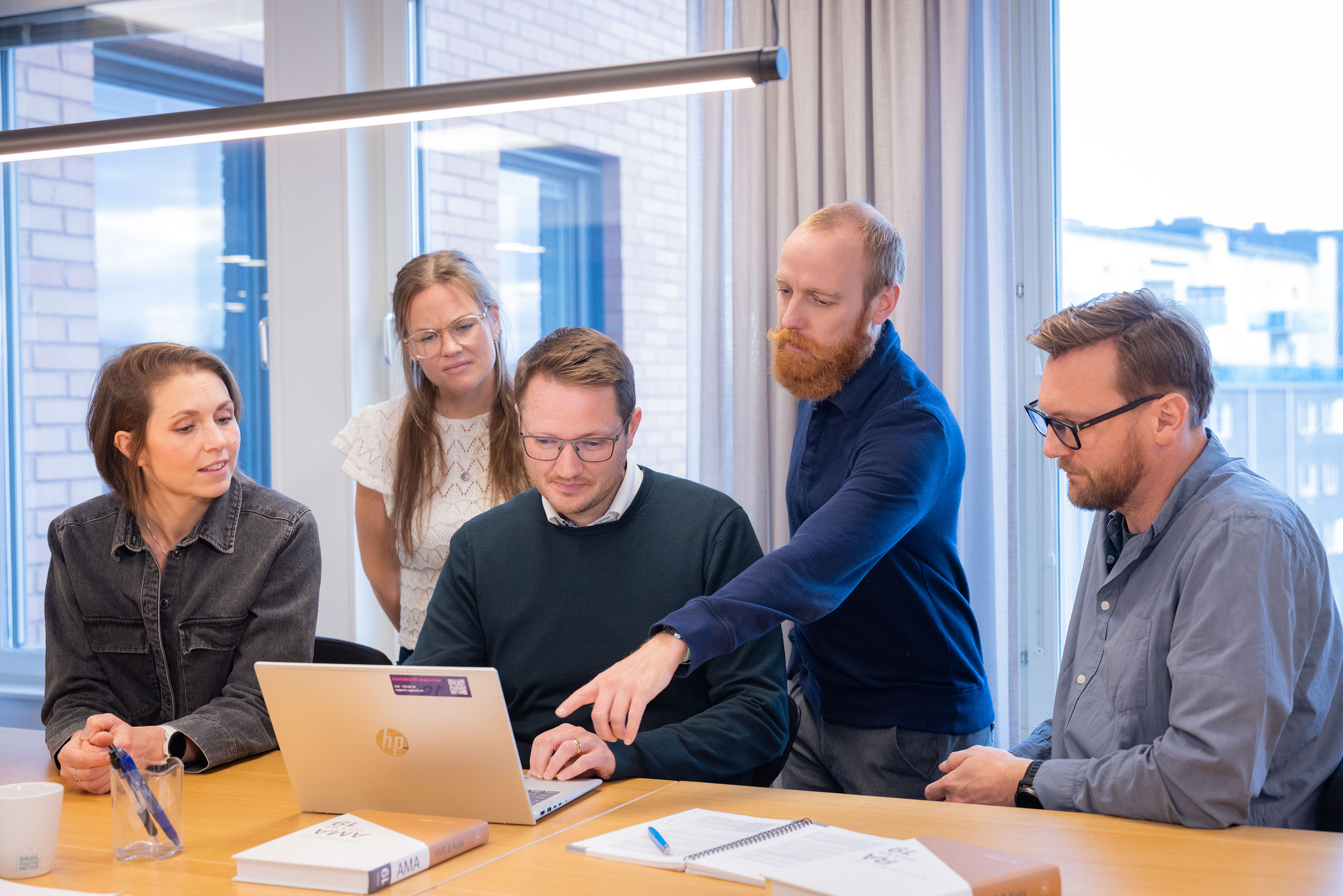 Grupp kollegor som arbetar vid dator