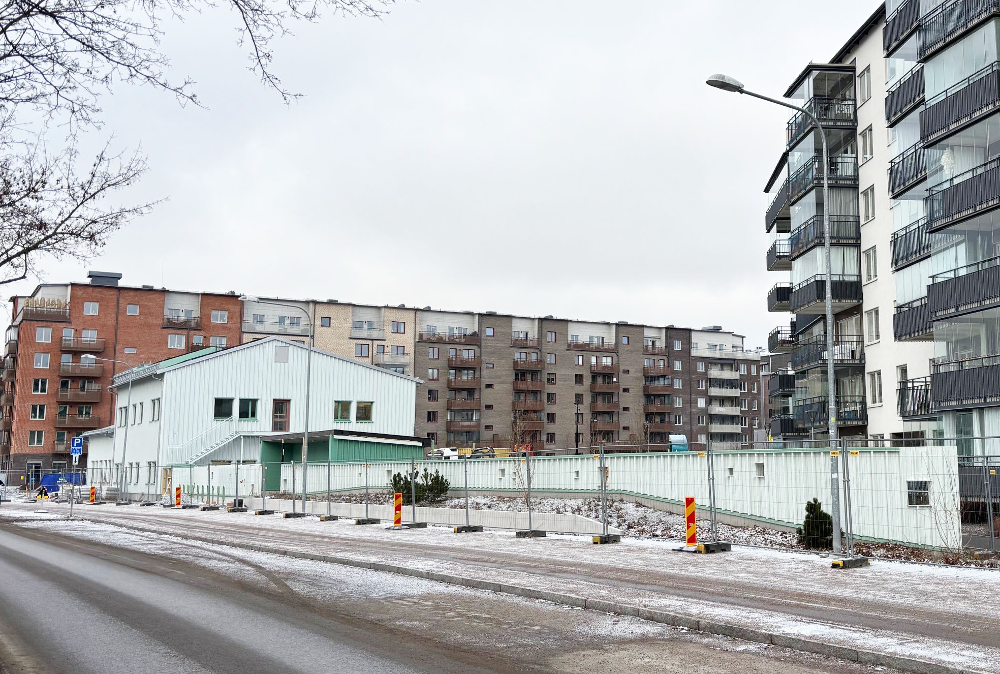 En ny förskola i trä som byggs i ett lägenhetsområde