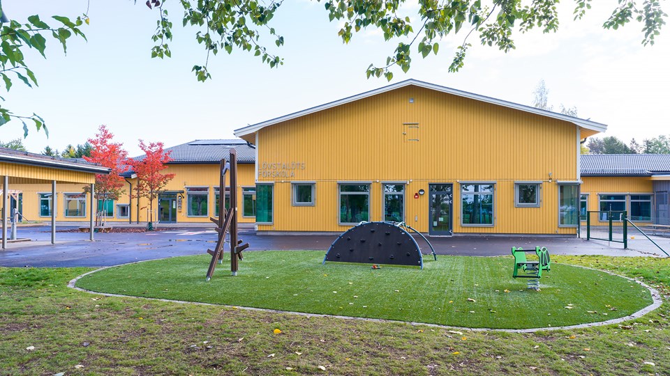 Lövstalöts förskolas byggnad och skolgård. 
