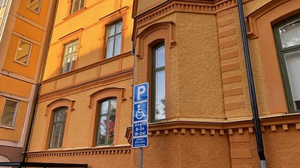 Nyrenoverad gul fasad på gammal skola.