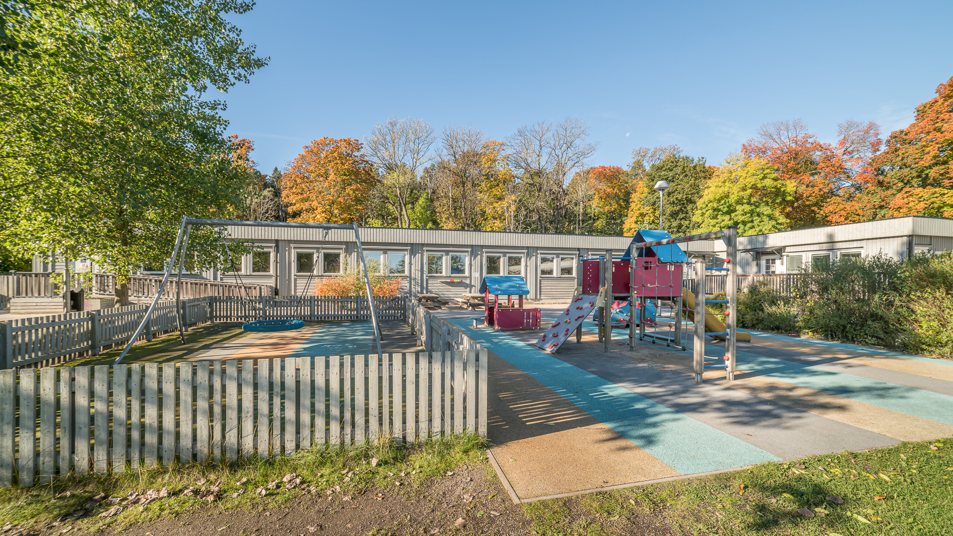 Sten Stures Förskolas skolgård och byggnad