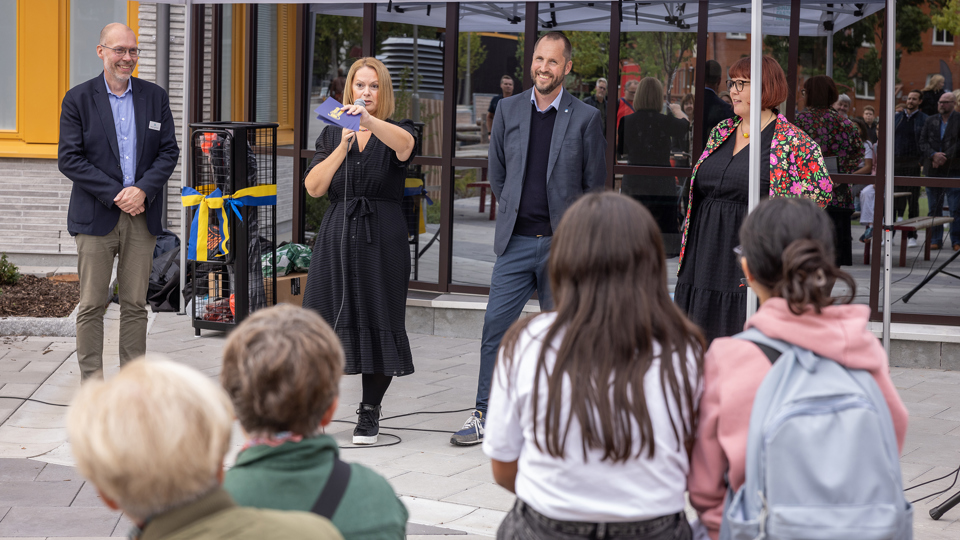Bild på talare vid Brantingsskolans invigning