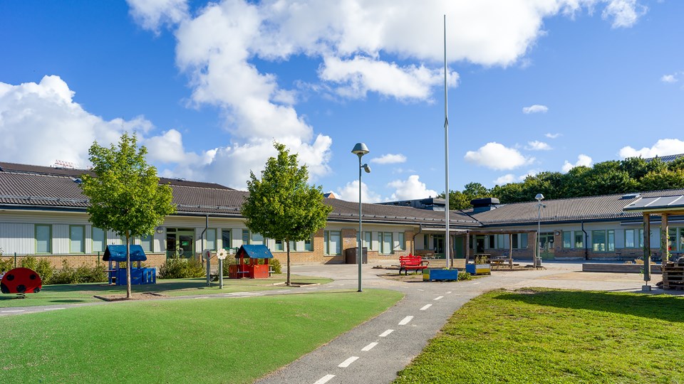 Överblick av Bellmans Förskolas skolgård och byggnad