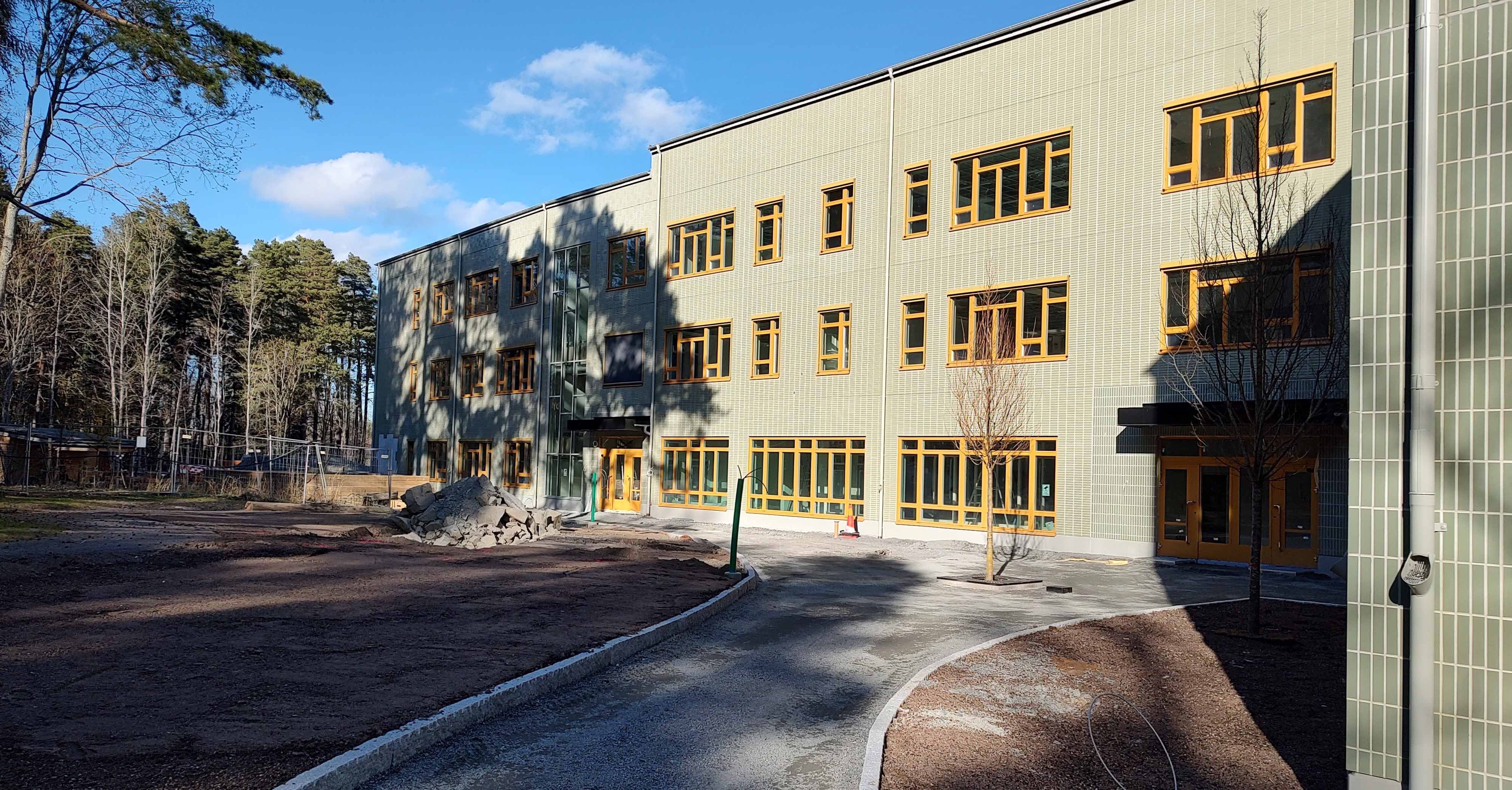 Grön skola och skolgård vid skogsparti