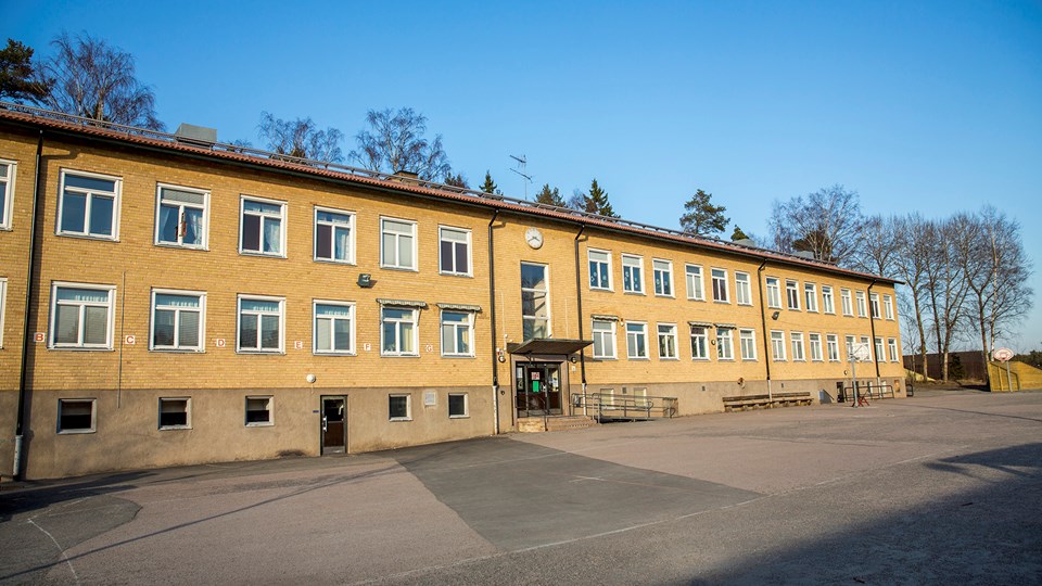 Knutby skolans byggnad och skolgård