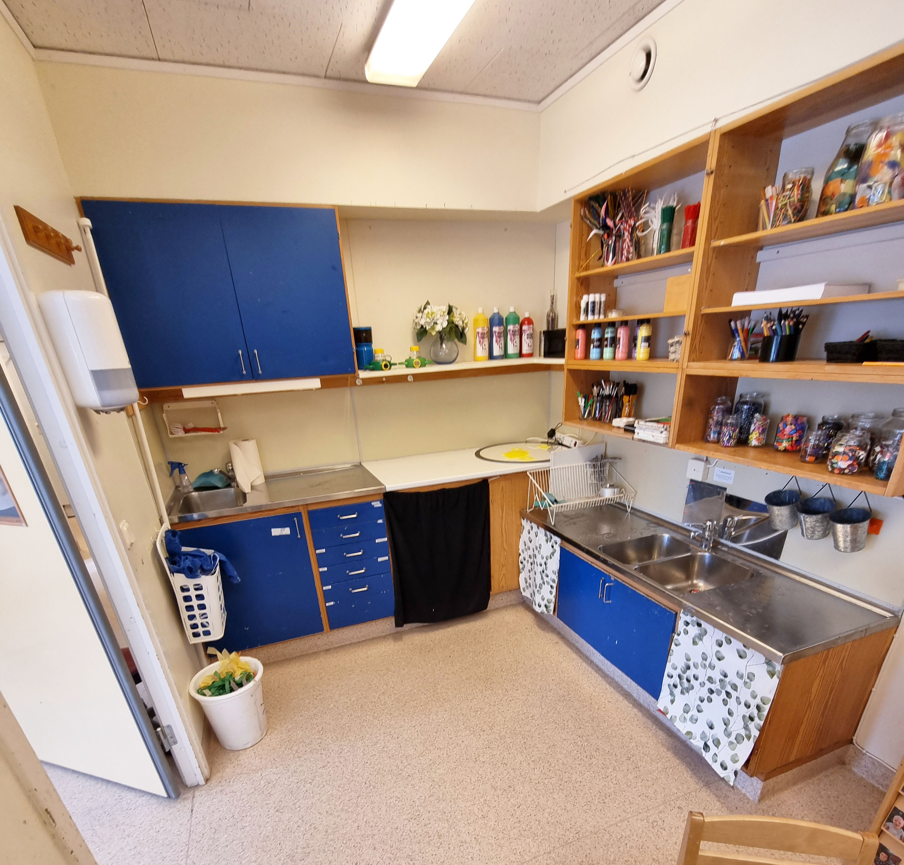 Stökig, gammal köksmiljö i en äldre förskola.