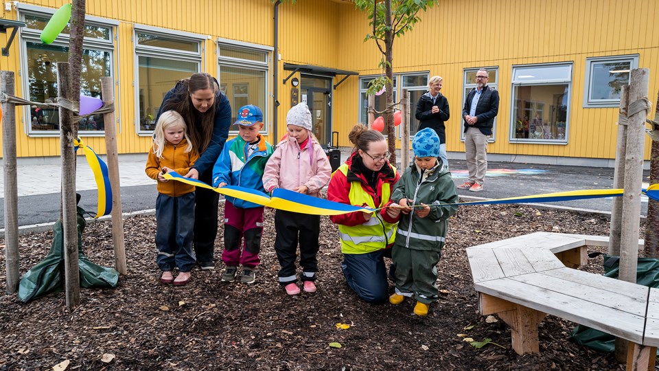 Bild på bandklippning Lövstalöts nya förskola
