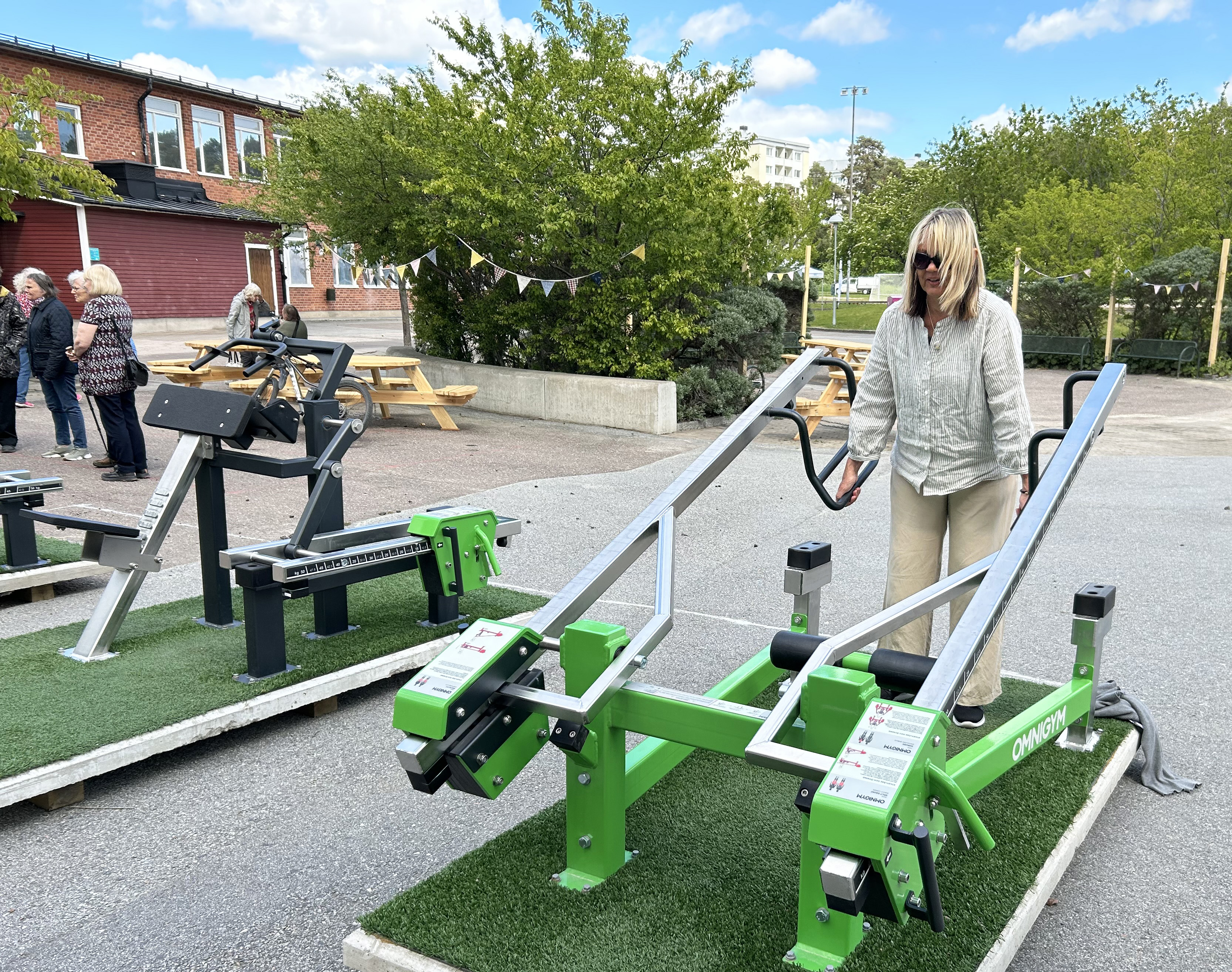 En person tränar vid ett utegym på en skolgård.