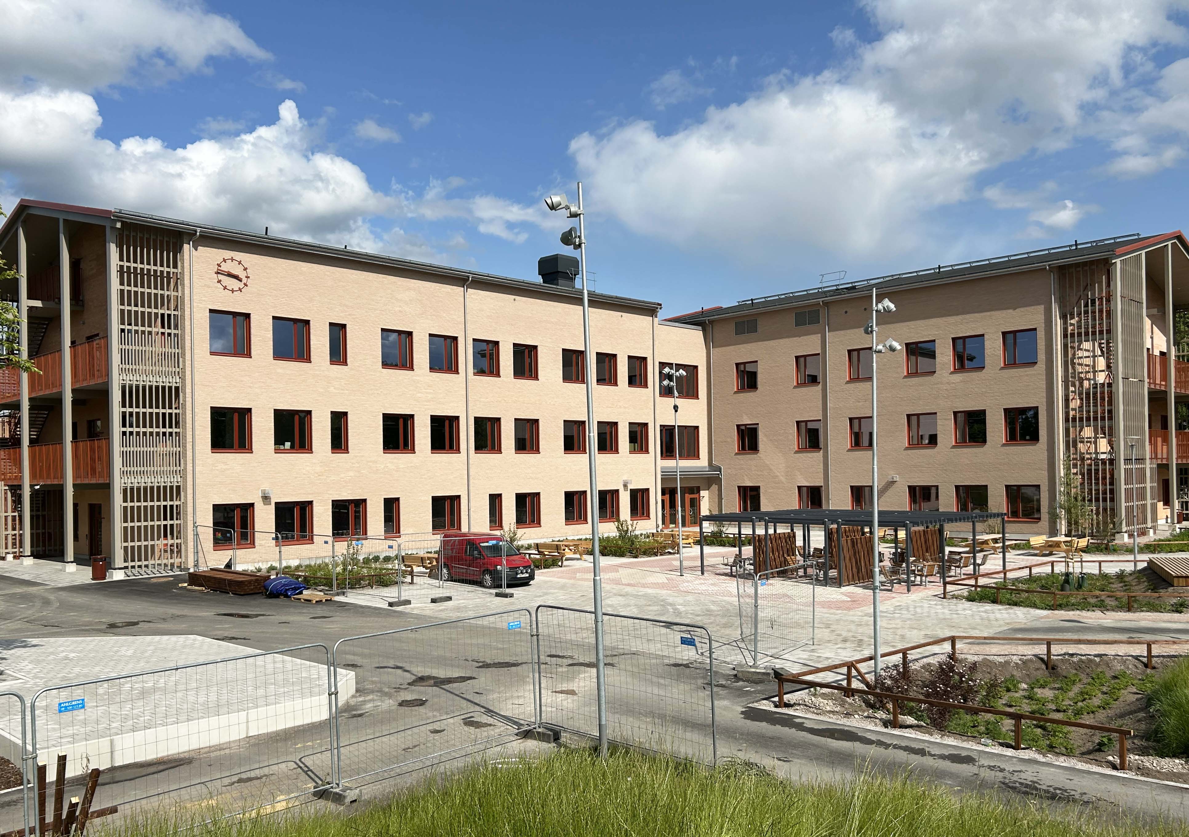 Ny skola som färdigställs inför skolstart.