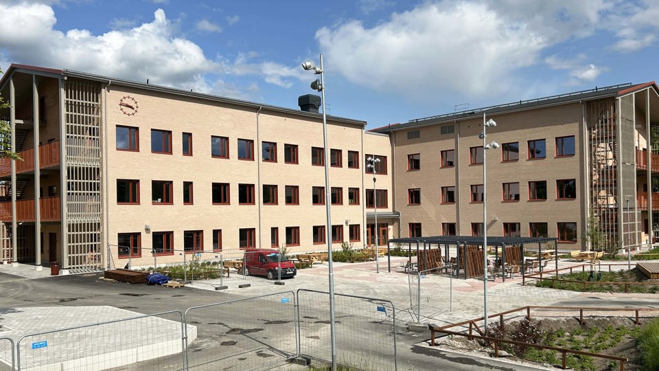 Ny skola som färdigställs inför skolstart.