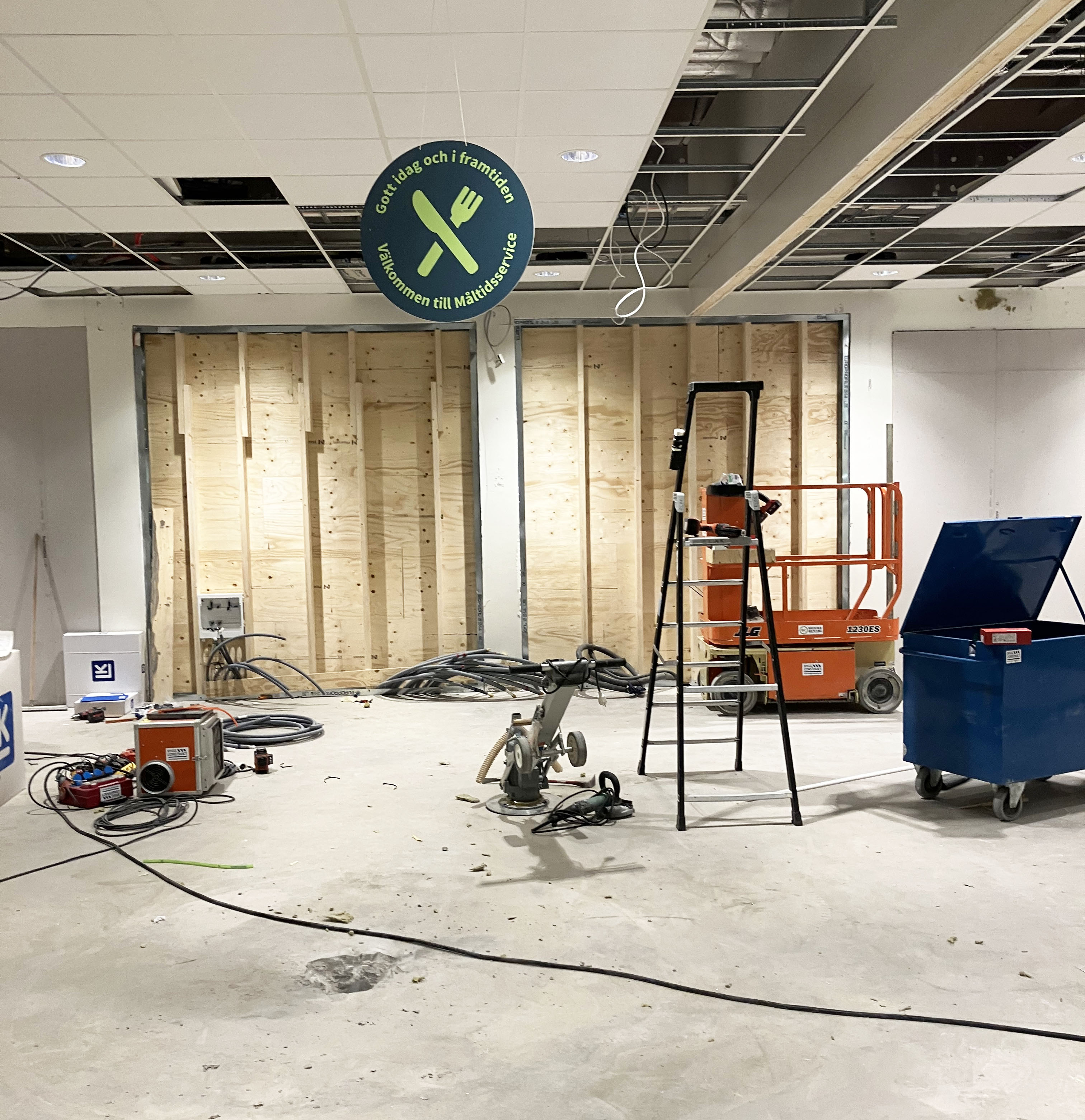 Byggmaterial och verktyg vid en pågående skolrenovering.