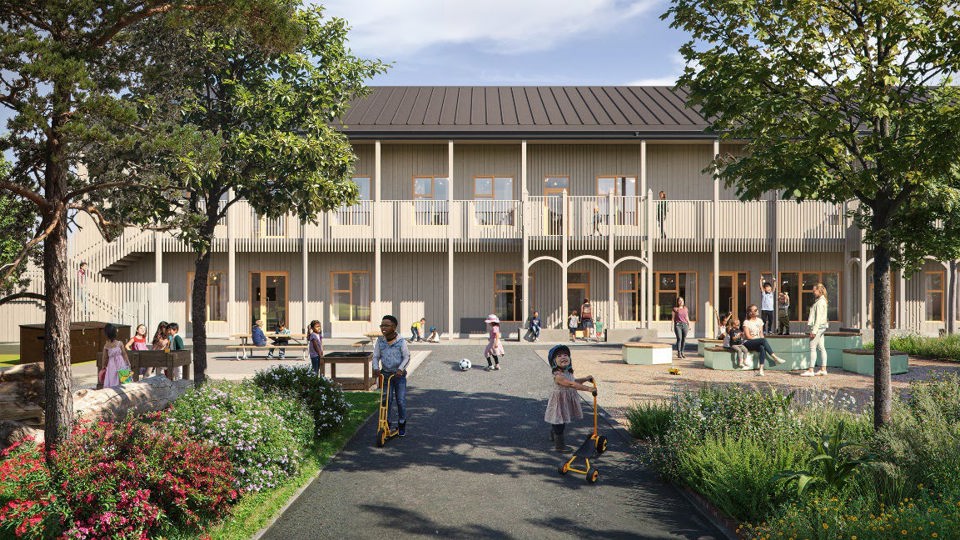 Illustration av ny förskola i trä med lekande barn, träd och blommor i förgrunden.