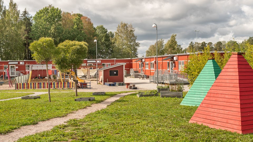 Bälingebyförskolas skolgård och byggnad