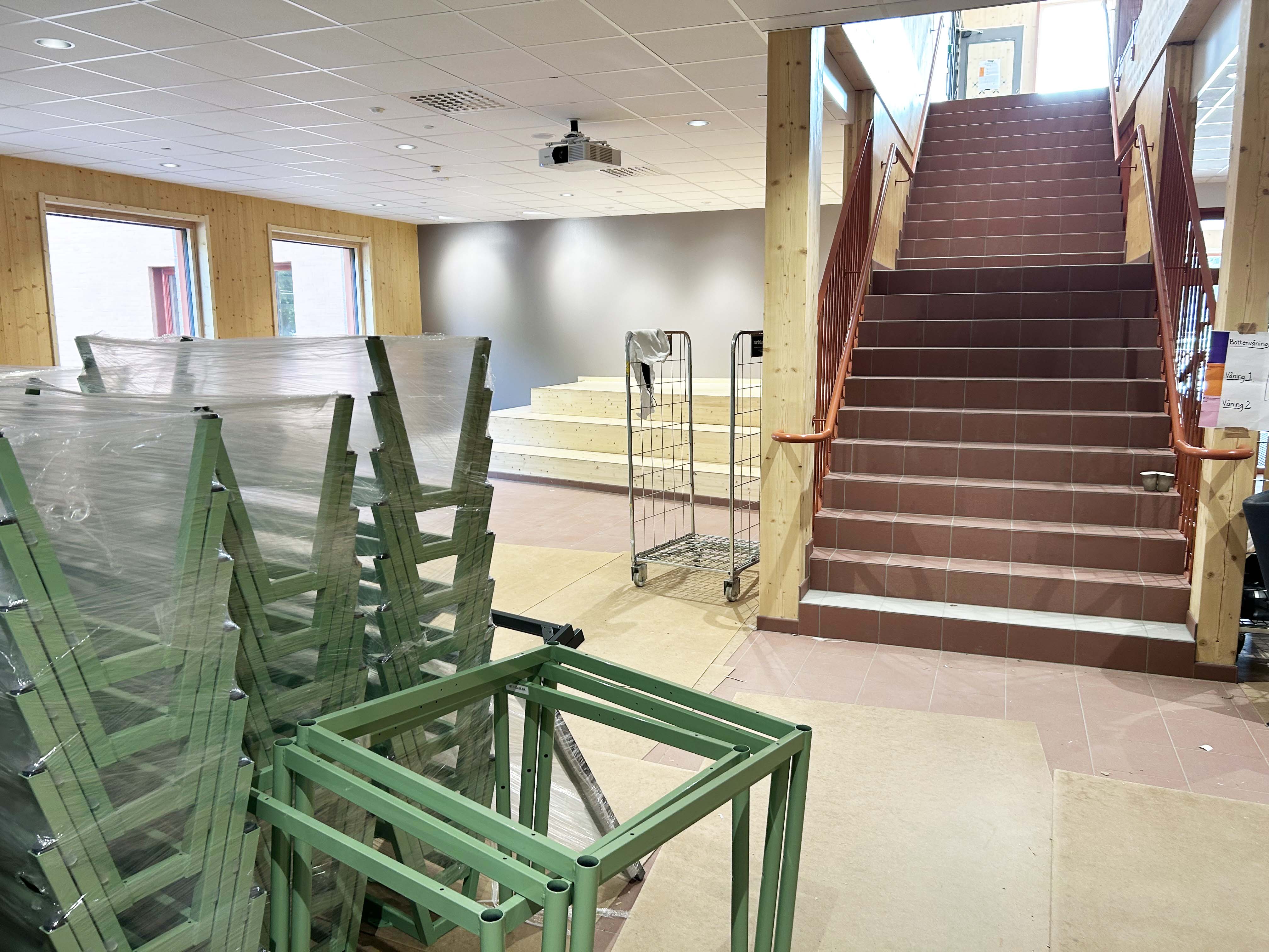 Möblemang som står staplat inför inflyttning i en nybyggd skola.